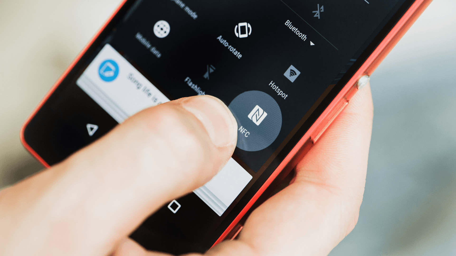 Abilita NFC sul tuo smartphone per avere un conto wallet digitale tipo Samsung Pay, o usa una carta di pagamento o carta prepagata 