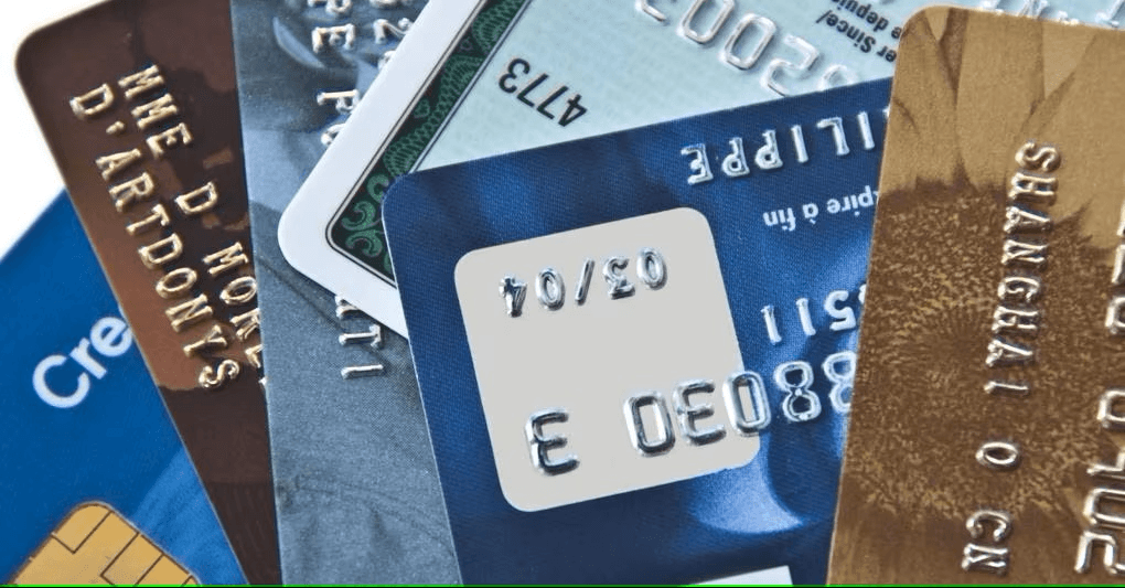 Associa una carta di credito o una carta di debito